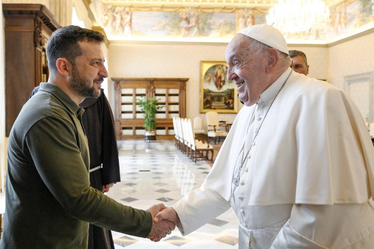 Papież Franciszek modlił się o pokój w Ukrainie i za Ukraińców; potrafił dawać nadzieję i koić cierpienie - oświadczył prezydent Ukrainy Wołodymyr Zełenski. Ojciec Święty zmarł w Poniedziałek Wielkanocny o godz. 7:35. Miał 88 lat.