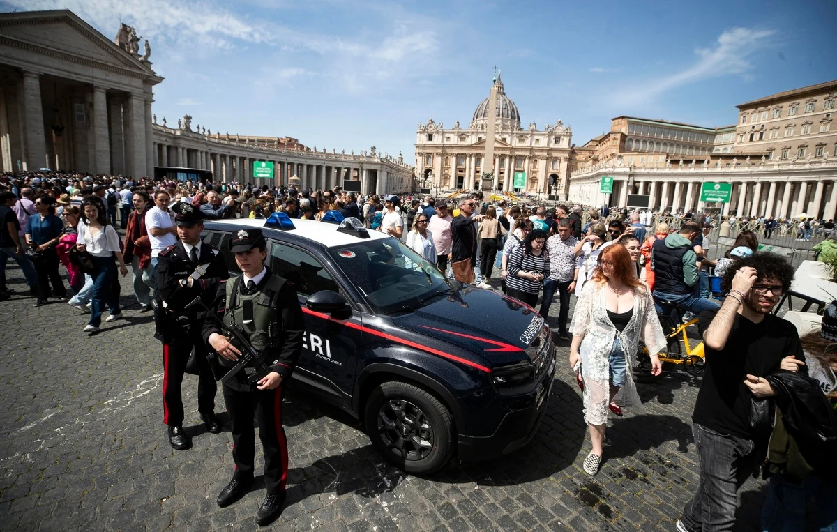 Wierni i dziennikarze z całego świata coraz liczniej gromadzą się na placu św. Piotra w Watykanie. Żegnają papieża Franciszka, który zmarł dziś w wieku 88 lat. Poniżej publikujemy transmisję na żywo oraz zdjęcia z placu św. Piotra. 