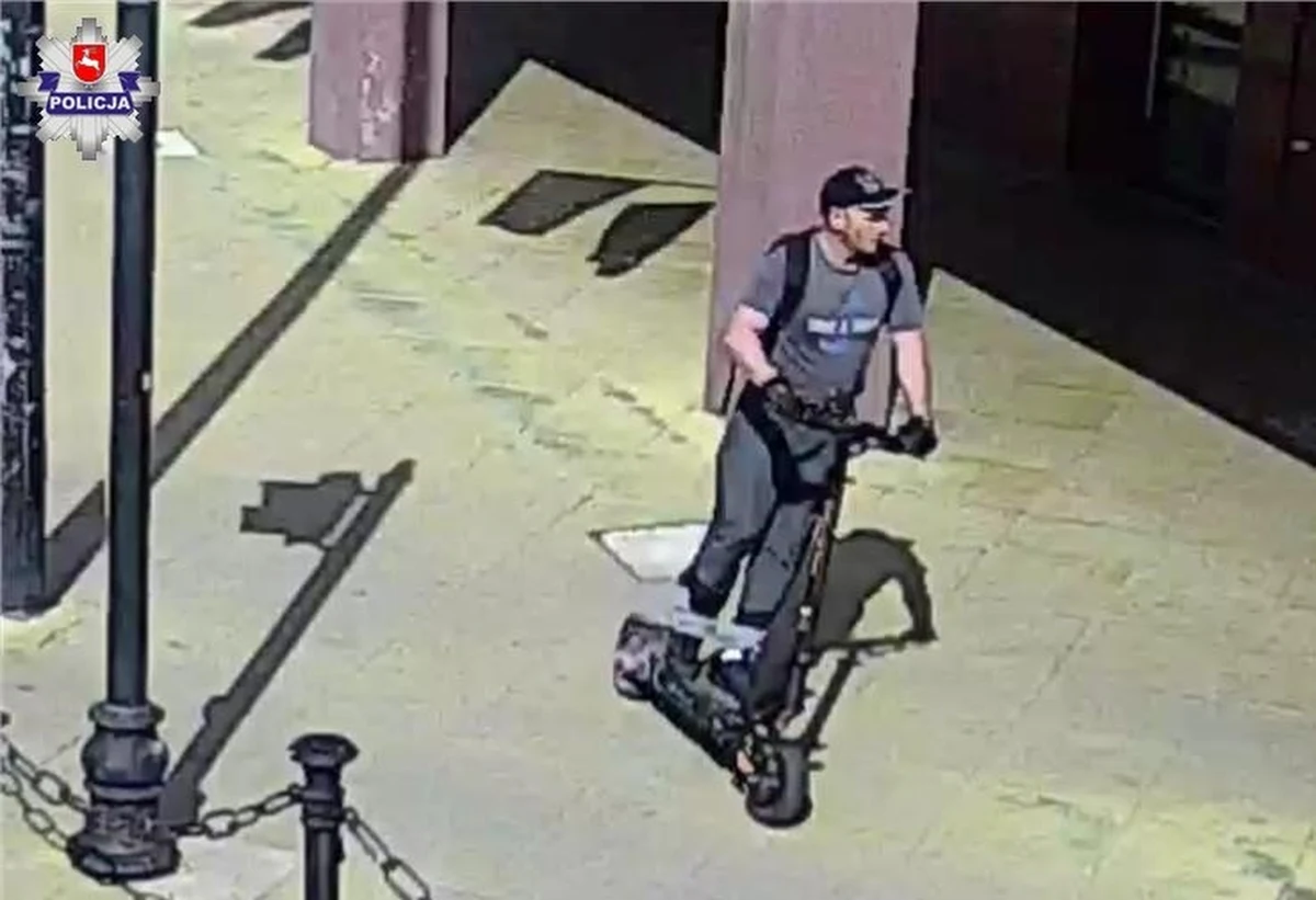 13-letnia dziewczynka została potrącona przez mężczyznę jadącego hulajnogą elektryczną na jednym z chodników w Lublinie. Sprawca nie zatrzymał się, by udzielić jej pomocy, tylko odjechał z miejsca zdarzenia. Policja opublikowała jego wizerunek i prosi mieszkańców o pomoc w ustaleniu tożsamości mężczyzny.