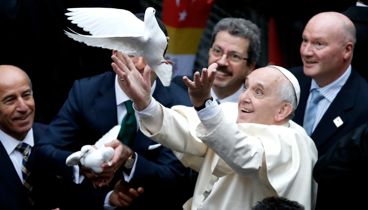 Papież Franciszek nie żyje. W tej sytuacji nieuchronne są pytania o ocenę jego pontyfikatu. Ksiądz prof. Andrzej Kobyliński - filozof i etyk z Uniwersytetu Kardynała Stefana Wyszyńskiego w Warszawie stwierdził w Radiu RMF24 jednoznacznie, że był to "pontyfikat rewolucji". "Największa rewolucja dotyczy zmiany rozumienia papiestwa" - podkreślał. Mówił też o wyzwaniach stojących przed Kościołem po odejściu Franciszka. 