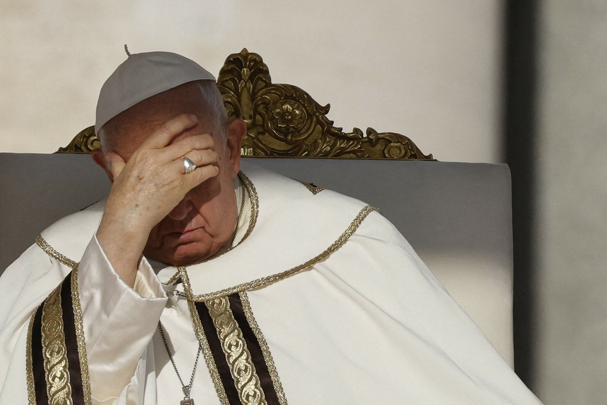 Jorge Bergoglio, czyli papież Franciszek, który zmarł w Poniedziałek Wielkanocny o godzinie 7.35, mierzył się z zarzutami, że jako jezuicki prowincjał w rodzinnej Argentynie nie dość stanowczo przeciwstawiał się brutalnej dyktaturze wojskowej (1976-83). Pojawiały się nawet oskarżenia o współpracę z juntą, ale sędzia badający sprawę uznał je za bezpodstawne.