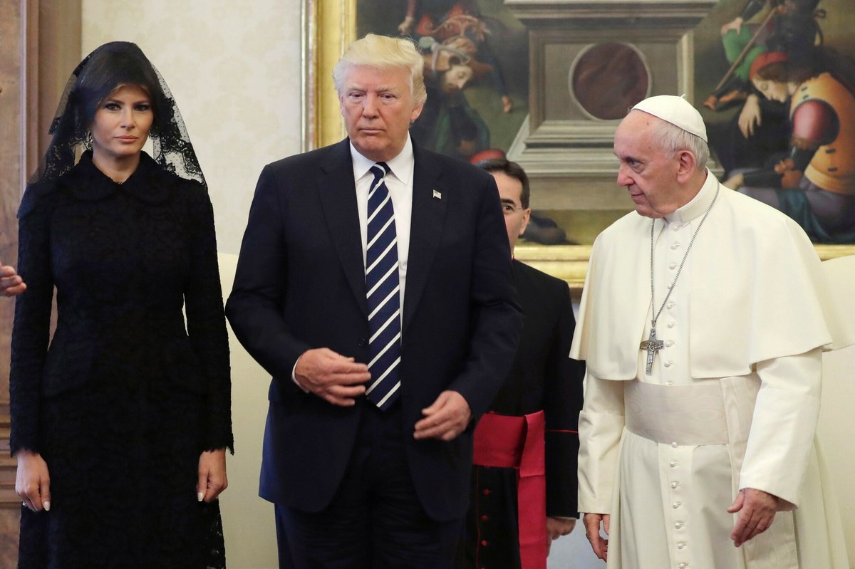 Donald Trump nakazał opuszczenie flag USA w Białym Domu do połowy masztu, by uhonorować zmarłego papieża Franciszka. Dodał, że papież był "dobrym człowiekiem, który ciężko pracował" i powiedział, że zgadza się z przesłaniem Franciszka dotyczącym migrantów. Polecił też opuszczenie flag we wszystkich ambasadach Stanów Zjednoczonych, urzędach konsularnych i innych obiektach za granicą, w tym na wszystkich obiektach wojskowych, okrętach i stacjach morskich. Amerykański prezydent odpowiedział też na pytanie, czy wybiera się na pogrzeb Ojca Świętego.