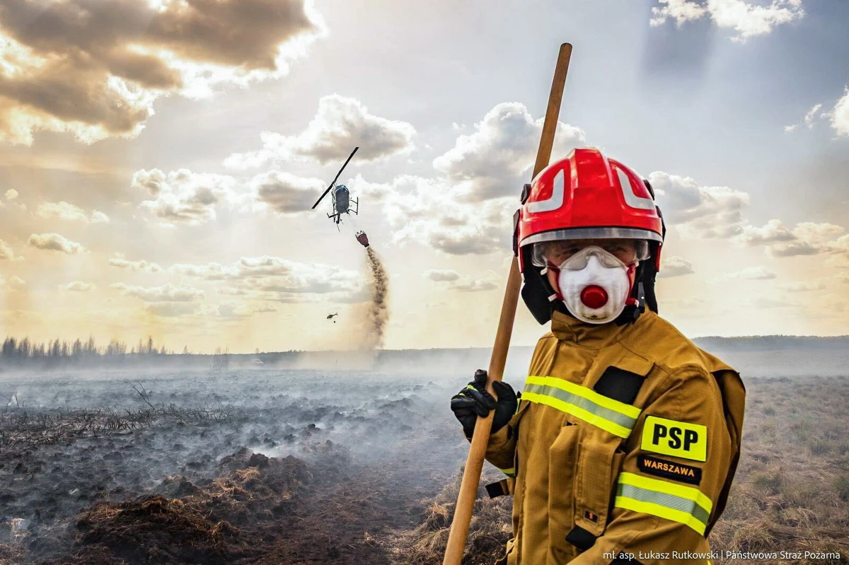 Sytuacja pożarowa w Biebrzańskim Parku Narodowym jest dynamiczna. Na miejscu pracują setki funkcjonariuszy różnych służb ze sprzętem. Nad ogarniętym ogniem terenem latają śmigłowce, w tym Black Hawk, pracują też drony. "Noc może być kluczowa" - przyznawał w poniedziałek komendant główny PSP nadbryg. Wojciech Kruczek.