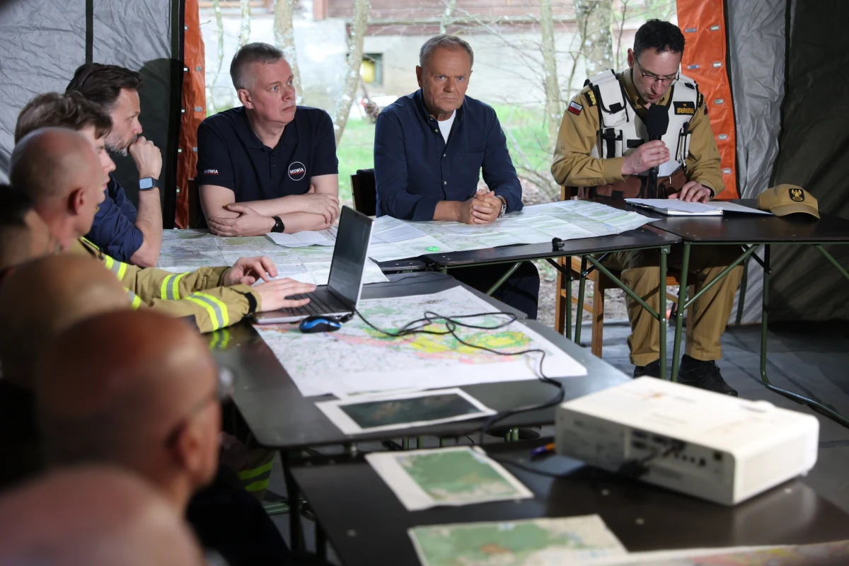 Od dwóch dni w Biebrzańskim Parku Narodowym na Podlasiu szaleje pożar. Ogień nie rozprzestrzenia się już, ale wciąż nie jest kontrolowany. Obejmuje już ponad 450 ha. Na miejsce w poniedziałek udał się premier Donald Tusk, który spotkał się ze służbami. Przyjechał tam także Tomasz Siemoniak, minister spraw wewnętrznych i administracji, koordynator służb specjalnych. "Mam nadzieję, że nie będzie potrzeby ewakuowania ludności" - powiedział premier. 