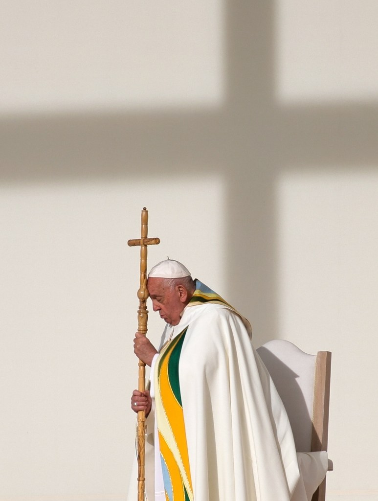 Papież Franciszek w czasie mszy na stadionie w Brukseli - zdj. z 29 września 2024 r. / fot. OLIVIER MATTHYS / PAP/EPA OLIVIER MATTHYS