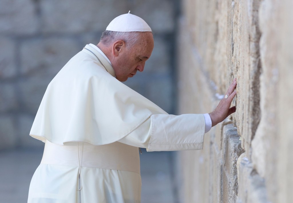 Papież Franciszek przy Ścianie Płaczu w Jerozolimie - zdj. z 26 maja 2014 r. / fot. JIM HOLLANDER / PAP/EPA JIM HOLLANDER