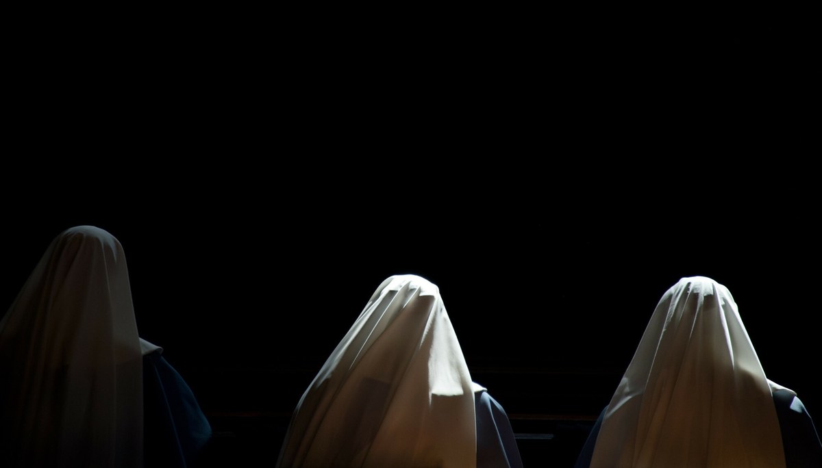 We wtorek oczekuje się pierwszych decyzji w sprawie wystawienia trumny z ciałem papieża Franciszka w bazylice Św. Piotra. Stopniowo zapadać będą także decyzje w innych sprawach związanych z wakatem w Stolicy Apostolskiej. Odbędą się także pierwsze spotkania kardynałów przed konklawe. Watykan otrząsa się po śmierci Głowy Kościoła. Oto przegląd wydarzeń, które czekają na wiernych, zanim zostanie wybrany następca Franciszka.