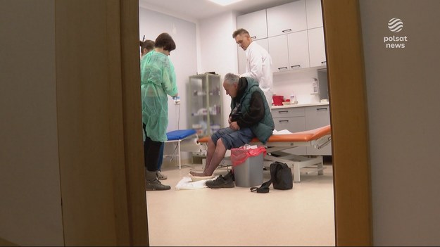 Niespełna pół roku temu w Chorzowie otwarto pierwszy na Śląsku punkt medyczny dla osób bezdomnych. Zainteresowanie przerosło najśmielsze oczekiwania pomysłodawców ośrodka. Teraz sami potrzebują wsparcia w niesieniu pomocy. Materiał dla "Wydarzeń" przygotował Michał Mitoraj.