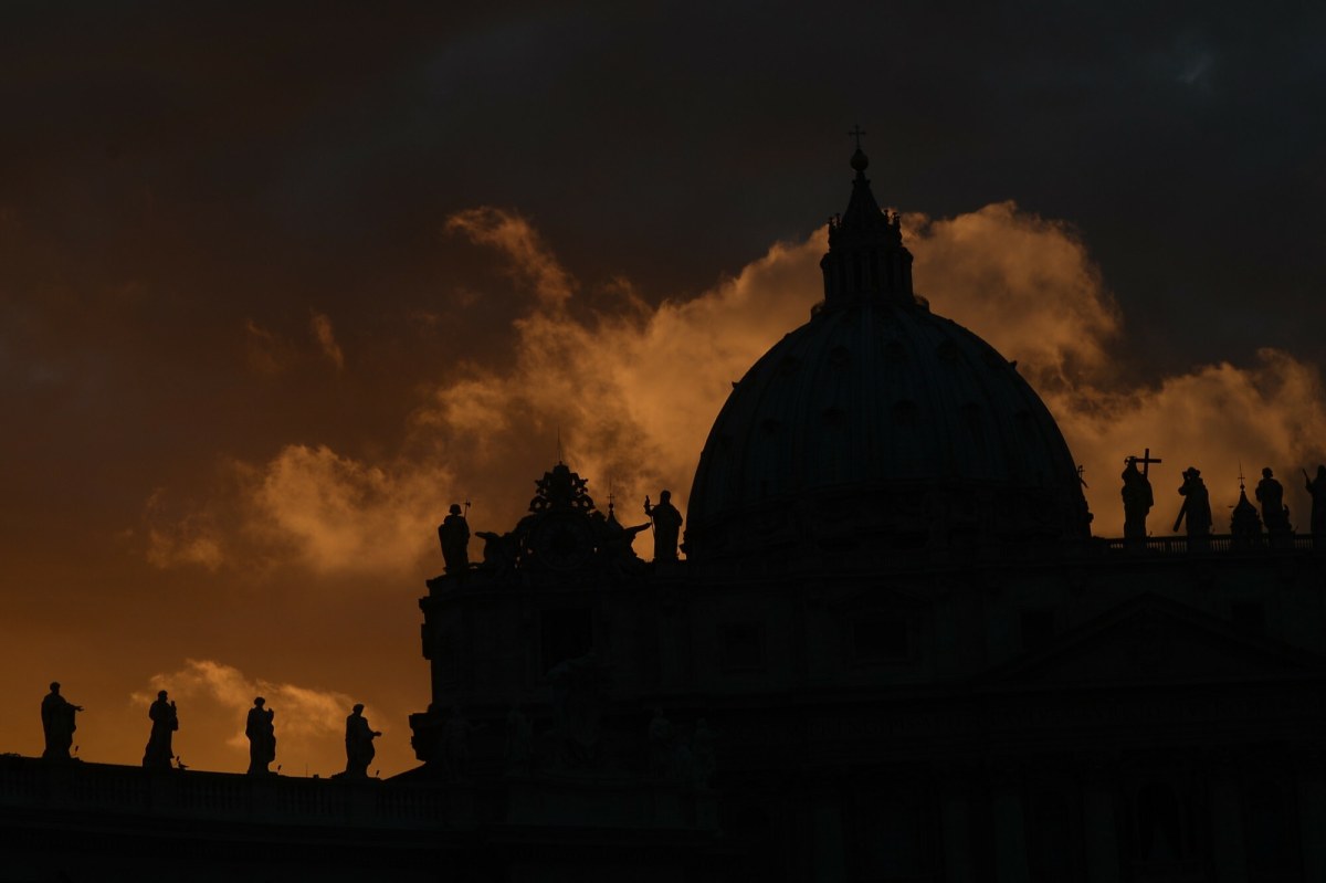 Tłumy wiernych oddały hołd Franciszkowi na placu św. Piotra [ZAPIS RELACJI]