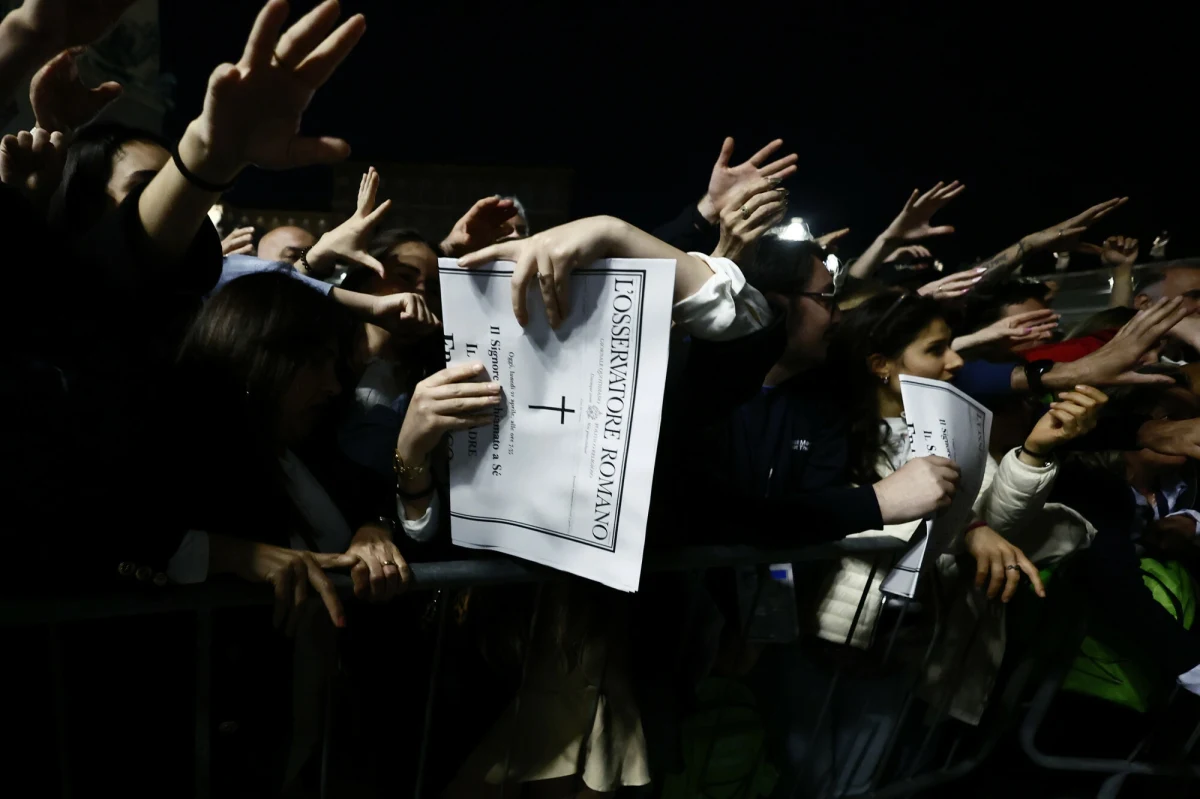 Mimo zaleceń lekarzy papież Franciszek kontynuował pracę aż do ostatnich chwil. "Upewnił się, że będziemy mieć papieża na Wielkanoc" - przekazał Austen Ivereigh, biograf Franciszka. W Niedzielę Wielkanocną, dzień przed swoją śmiercią, Papież Franciszek po raz pierwszy od lutego pojawił się na dłużej publicznie, witając tłumy zgromadzone na Placu Świętego Piotra.