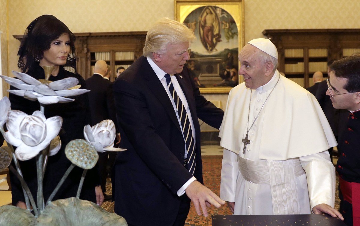 "Melania i ja pojedziemy na pogrzeb Franciszka do Rzymu. Czekamy na ten moment" - napisał prezydent USA Donald Trump na swojej platformie Truth Social po godz. 22 czasu polskiego. 