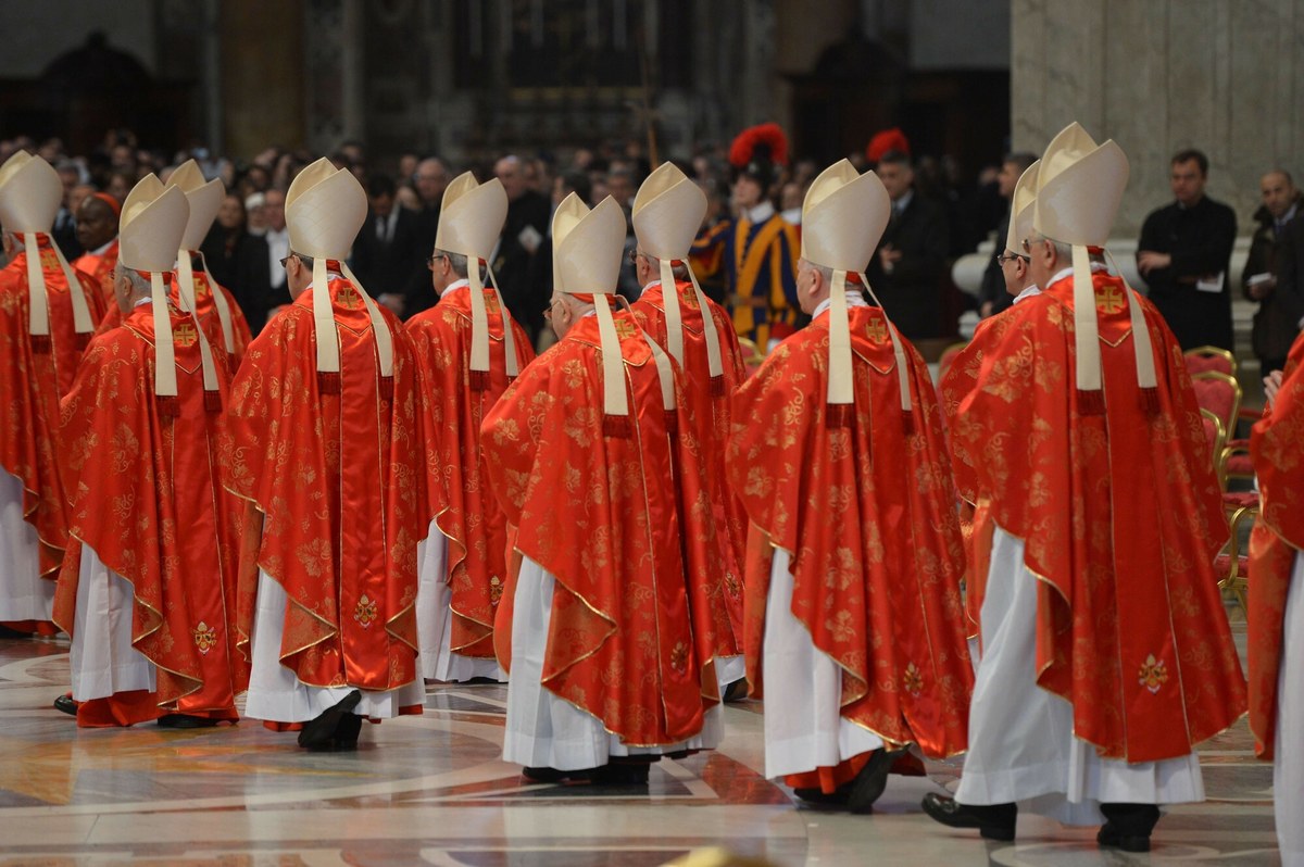 Konklawe prawdopodobnie odbędzie się między 5 a 10 maja, a pogrzeb papieża Franciszka między piątkiem a niedzielą, prawdopodobnie w sobotę 26 kwietnia - takie daty podają w poniedziałek włoskie media.