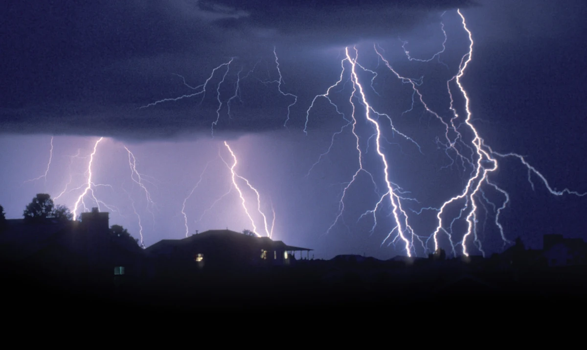 Ostrzeżenia 1. stopnia przed burzami wydał Instytut Meteorologii i Gospodarki Wodnej dla części Wielkopolski, Dolnego Śląska i Śląska. "Największym zagrożeniem będą opady deszczu punktowo o dużym natężeniu, w czasie burz porywy wiatru do 70-80 km/h i grad" - zaalarmował IMGW w poniedziałek późnym wieczorem. 