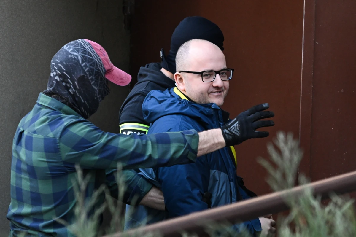 Prokuratorski wniosek o przedłużenie do 5 czerwca aresztu posła PiS Dariusza Mateckiego trafił do mokotowskiego sądu rejonowego tuż przed świętami. Ten sam sąd na początku marca zgodził się na aresztowanie Mateckiego tylko na dwa miesiące. Prokuratorzy twierdzą, że izolowanie podejrzanego na kolejny miesiąc zabezpieczy prawidłowy tok wciąż prowadzonego postępowania.