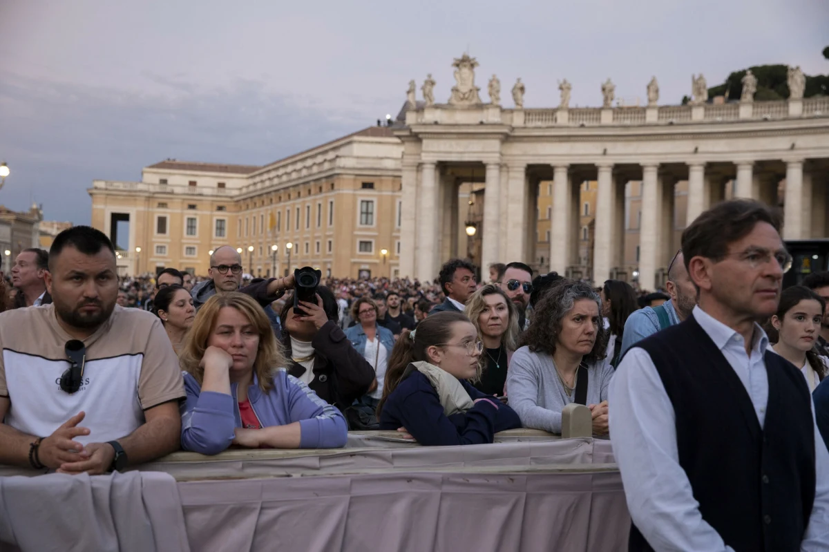 "Papież maluczkich i pokoju", "Ostatni rewolucjonista" - takimi tytułami włoskie gazety żegnają we wtorek papieża Franciszka. W komentarzach podkreśla się, że był on także niewygodny, nierozumiany i wymykał się wszelkim etykietom. Ojciec Święty zmarł w wielkanocny poniedziałek o godz. 7.35. W Watykanie są specjalni wysłannicy RMF FM: Tomasz Staniszewski i Michał Radkowski, którzy na miejscu obserwują, jak wierni z całego świata żegnają papieża Franciszka. 