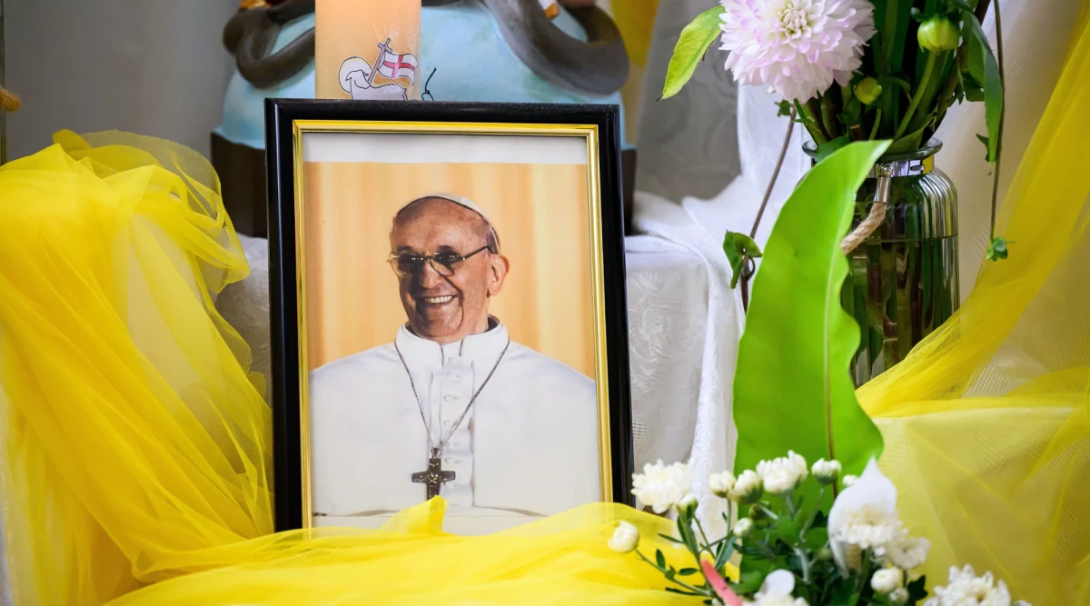 Wiemy, że papież Franciszek zostanie pochowany w rzymskiej bazylice Matki Bożej Większej. Archiprezbiter-koadiutor tej świątyni, kardynał Rolandas Makrickas, ujawnił, że grób Ojca Świętego będzie wykonany z kamienia liguryjskiego, co będzie nawiązaniem do stron jego dziadków.