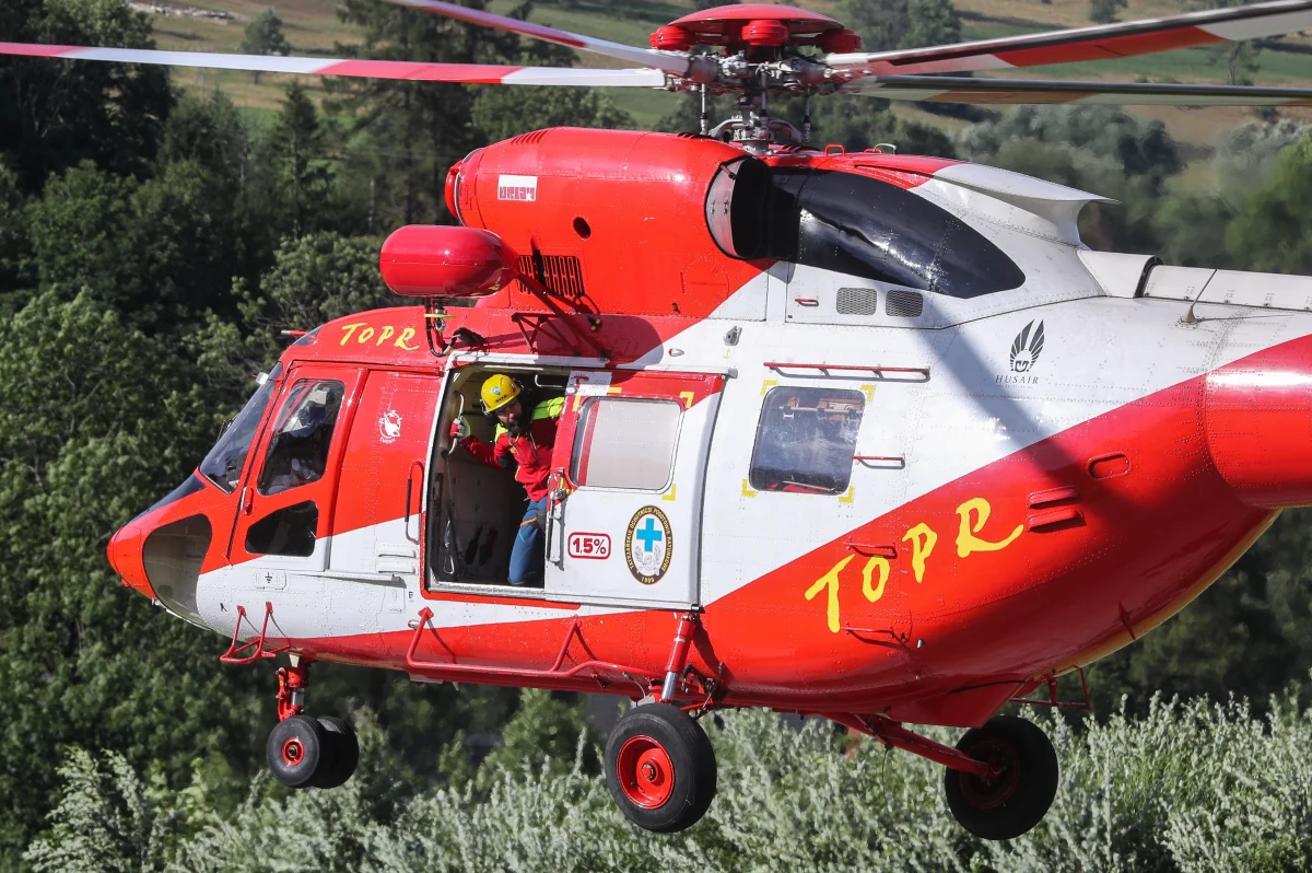 Ratownicy TOPR wcześnie rano ewakuowali śmigłowcem turystę, który noc spędził na szczycie Rysów. Mężczyzna wczoraj wieczorem postanowił zjechać z najwyższego polskiego szczytu na... jabłuszku. 