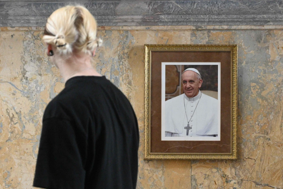Rzecznik chińskiego MSZ Guo Jiakun złożył we wtorek kondolencje w związku ze śmiercią papieża Franciszka. Zwrócił także uwagę na "konstruktywne" kontakty między Pekinem i Stolicą Apostolską w ostatnich latach. Guo uchylił się od odpowiedzi na pytanie, czy władze ChRL wyślą swego przedstawiciela na uroczystości pogrzebowe.