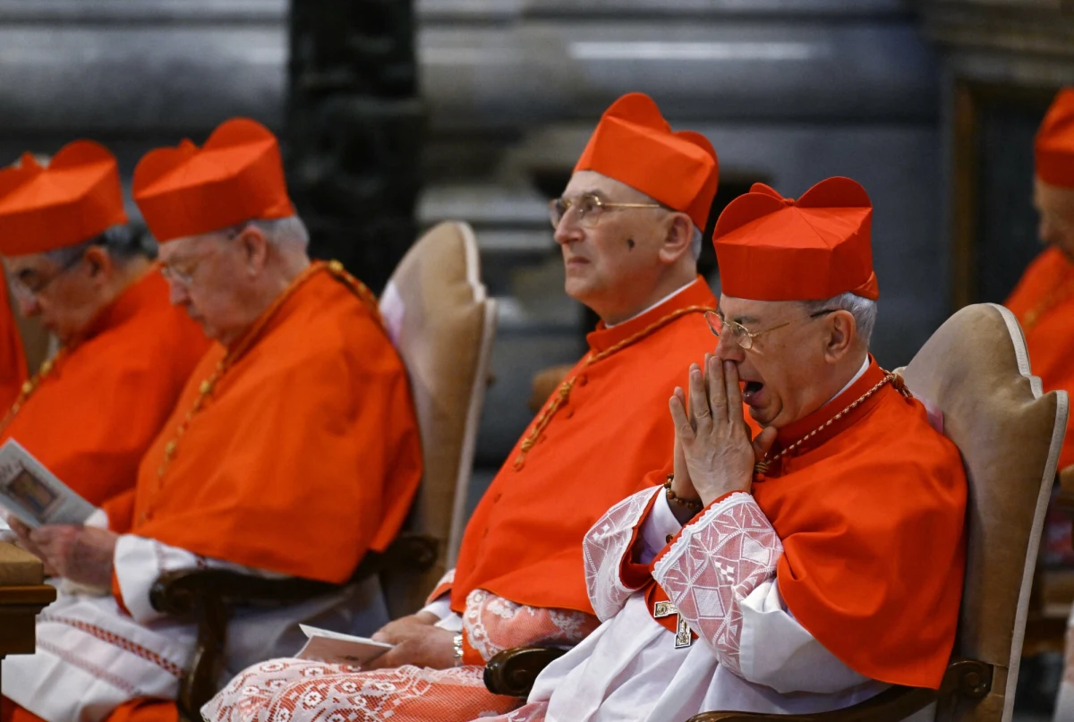 W ciągu 20 dni od śmierci papieża Franciszka kardynałowie z ponad 70 krajów świata mają wybrać nowego zwierzchnika Kościoła katolickiego. Stanie się to w tajnym głosowaniu, które zostanie przeprowadzone za zamkniętymi wrotami Kaplicy Sykstyńskiej. Dokładna data rozpoczęcia konklawe zostanie ogłoszona po zakończeniu uroczystości pogrzebowych Ojca Świętego.