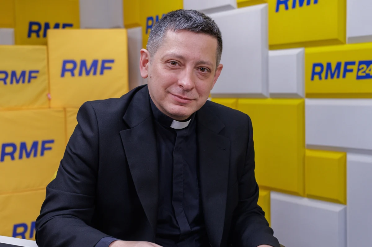 "W tej chwili tematem nie jest wybór nowego papieża" – stwierdził, opisując to, co dzieje się w Watykanie ks. Przemysław Śliwiński, rzecznik Archidiecezji Warszawskiej. "Kardynałowie zjeżdżają się i rozmawiają, ale dzisiejsze kongregacje będą z małym udziałem kardynałów. To będą ci, którzy rezydują w Rzymie i ci, którzy zdążą do Rzymu przybyć. Oni w tej chwili mają tam przybywać, na pewno nie wszyscy dotarli" – dodał autor książki "Konklawe. Tajemnice wyborów papieskich".