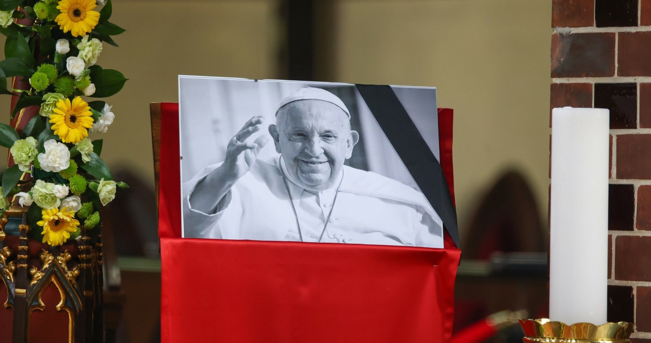 Pogrzeb papieża Franciszka. Ceny noclegów mocno w górę. Tyle kosztują loty