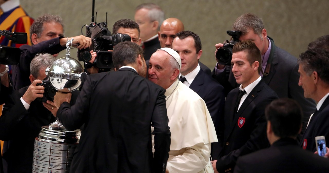 Temu klubowi kibicował Franciszek. Piłkarze przywieźli mu historyczne trofeum
