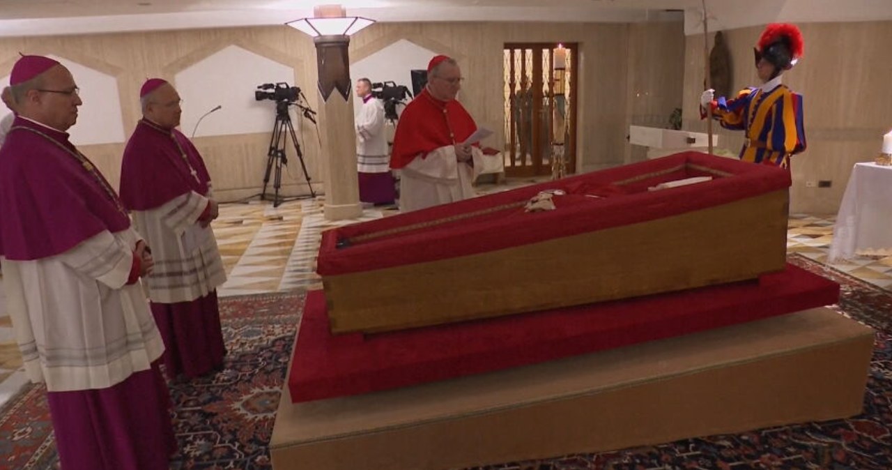 Wystawiono ciało papieża. Franciszka żegnają pracownicy