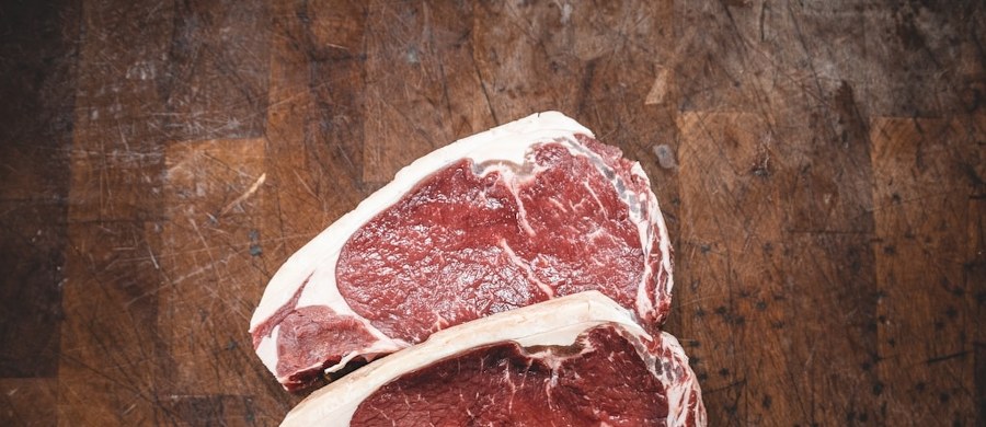 Własna wędzarnia elektryczna to doskonały wybór dla osób, którym zależy na wyjątkowym smaku i odpowiednim procesie przygotowywania mięsa, ryb oraz wielu innych produktów. Nowoczesne wędzarnie dostępne są w różnych wariantach, więc bez względu na to, czy chcesz wędzić ryby, sery czy mięso, na pewno znajdziesz coś dla siebie. Niezależnie natomiast od wyboru, takie urządzenie całkowicie odmieni proces wędzenia. Z odpowiednią wędzarnią nawet początkujący pasjonaci wędzenia mogą osiągnąć doskonałe efekty, które z pewnością zachwycą domowników oraz gości.