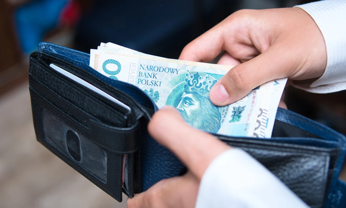 Przeciętne wynagrodzenie brutto w sektorze przedsiębiorstw w marcu 2025 r. poszło w górę i wyniosło dokładnie 9055,92 zł - podał Główny Urząd Statystyczny. To historyczny rekord - jeszcze nigdy średnia płaca nie przekroczyła 9 tys. zł.
