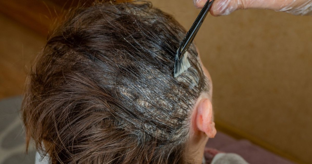 Zanurz włosy w wywarze przez 15 minut. Zapomnisz o farbie na odrosty