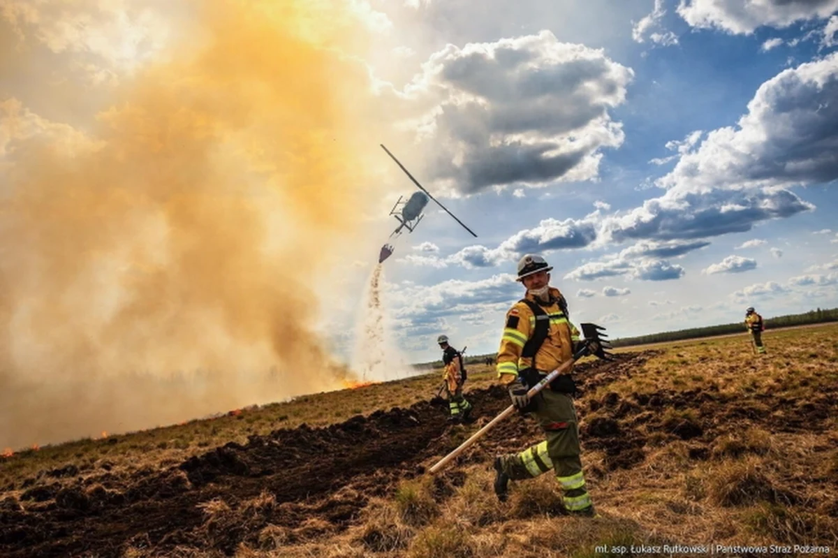 Trwa walka z pożarem w Biebrzańskim Parku Narodowym, który od niedzieli strawił już setki hektarów unikalnych terenów przyrodniczych. Tymczasem Ministerstwo Spraw Wewnętrznych i Administracji ostrzega przed oszustami, którzy podszywają się w internecie pod organizatorów zbiórek na rzekomą pomoc w gaszeniu ognia. Służby apelują: "Nie dajmy się nabrać!".