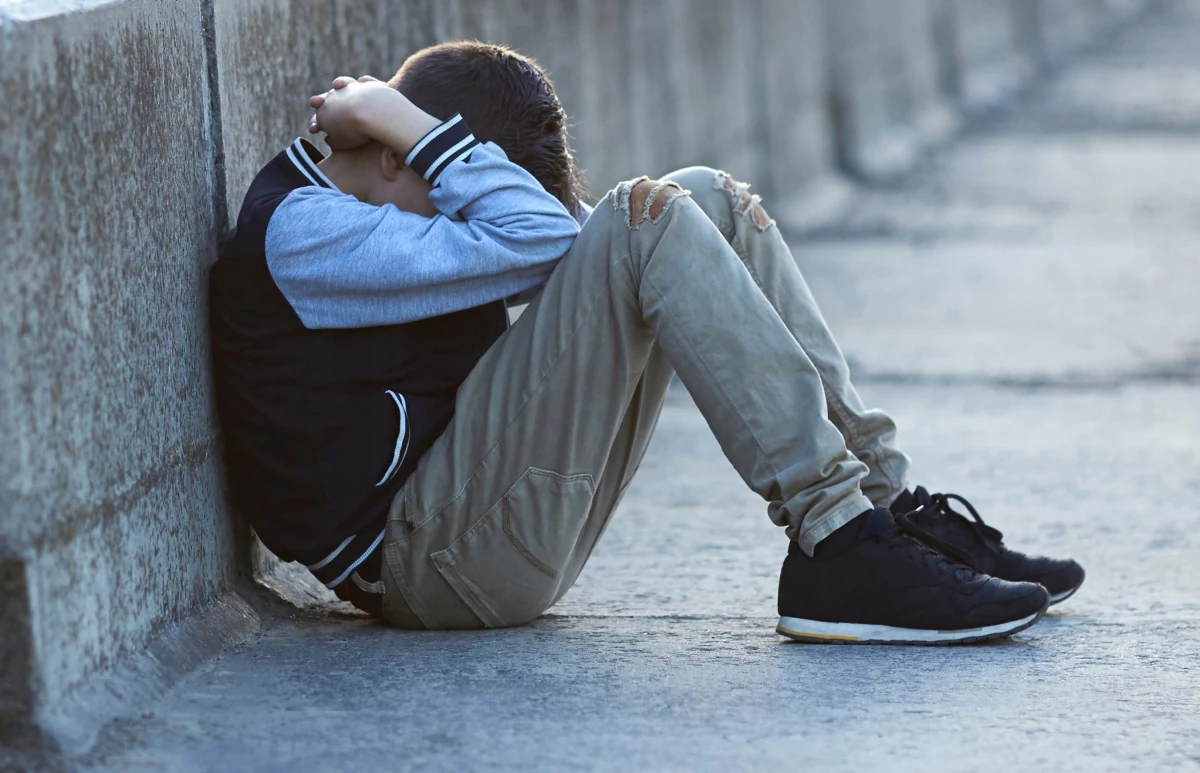 Szokujące zdarzenie w centrum Niska (woj. podkarpackie). 13-latka i 12-latek, bez powodu, zaatakowali rówieśnika na jednej z ulic. O ich dalszym losie zadecyduje sąd rodzinny.