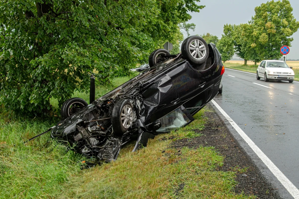Więcej wypadków i więcej pijanych kierowców. Od piątku do poniedziałku doszło do 241 wypadków drogowych, w których zginęło 16 osób, a 279 zostało rannych. Policja zatrzymała 1357 kierowców pod wpływem alkoholu – poinformował Robert Opas z Biura Ruchu Drogowego KGP, podsumowując akcję Bezpieczna Wielkanoc.