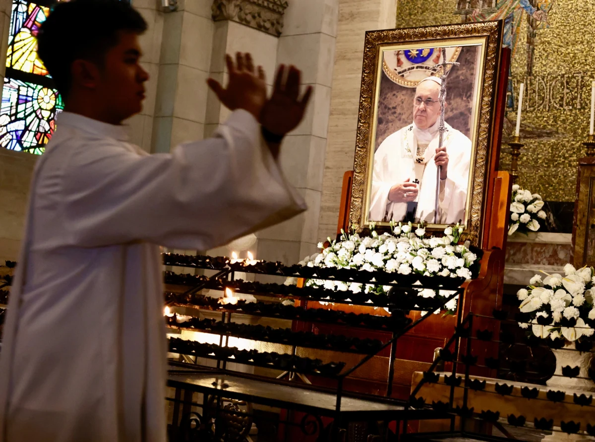 O godz. 9 w Watykanie rozpoczęła się pierwsza po śmierci papieża Franciszka kongregacja kardynałów. Ojciec Święty zmarł w poniedziałek o godz. 7:35. Zwołanie kongregacji zaledwie dobę po śmierci papieża wywołało oburzenie części kardynałów z odległych części świata. 93-letni kard. Joseph Zen z Hongkongu zwrócił uwagę, że "starcy z peryferii" będą mieć trudności z dotarciem do Rzymu w tak krótkim czasie.