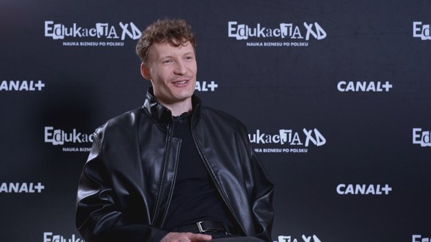 Na platformie Canal+ online zadebiutowały pierwsze odcinki „Edukacji XD”, czyli kontynuacji „Emigracji XD”. Z okazji premiery porozmawialiśmy z Michałem Balickim, odtwórcą Stomila. Aktor opowiedział m.in. o swoim bohaterze, współpracy na planie oraz komediowości.