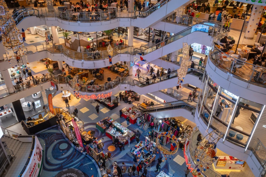 Niedziela handlowa w galerii w czasie przedświątecznych zakupów