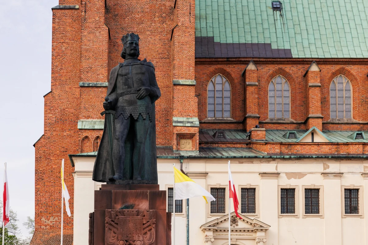 W związku z ogłoszeniem soboty, 26 kwietnia, dniem żałoby narodowej, zmienia się termin uroczystego zgromadzenia posłów i senatorów w Gnieźnie z okazji tysiąclecia koronacji pierwszego króla Polski - podały we wtorek władze miasta. Wydarzenie odbędzie się dzień wcześniej - w piątek, lokalizacja nie zmieni się. 