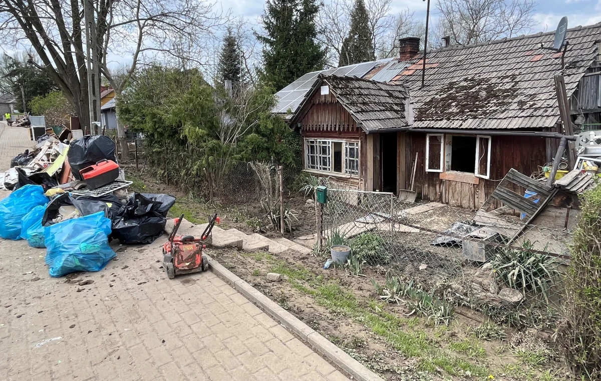 W podkarpackim Pawłosiowie trwa intensywne usuwanie skutków piątkowej nawałnicy, która naniosła do wsi ogromne ilości błota. Żywioł wyrządził poważne szkody – błoto zalega wokół domów, na prywatnych posesjach i w budynkach, a mieszkańcy walczą o przywrócenie normalności. Na miejscu z pomocą ruszyli strażacy i wojsko – łącznie 150 żołnierzy Wojsk Obrony Terytorialnej.