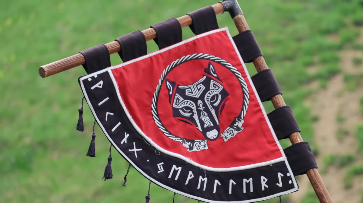 Tysiące mieszkańców i turystów śledzi wyjątkowe wydarzenie na kopcu Krakusa. We wtorek po Wielkanocy powraca święto Rękawki – pełne słowiańskich tradycji, dawnych obrzędów, średniowiecznego rękodzieła i widowiskowej bitwy.