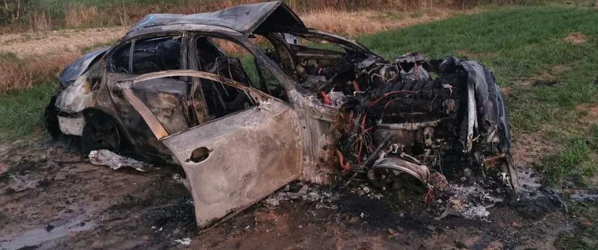 Do trzech lat więzienia grozi 25-latkowi, który doprowadził do groźnego wypadku na trasie między Podhorcami a Pawłówką na Lubelszczyźnie. Bmw, którym kierował, zapaliło się po dachowaniu. 