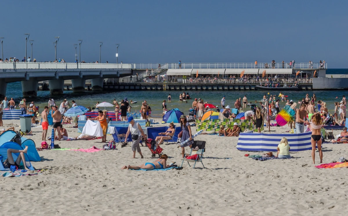 W Kołobrzegu, jednym z najchętniej odwiedzanych miejsc nad Bałtykiem, od 25 kwietnia wraca płatny wstęp na molo. Nowe ceny mogą zaskoczyć turystów - będzie drożej niż w ubiegłym roku, a zmiany dotyczą także zasad dla osób korzystających z opłaty uzdrowiskowej.