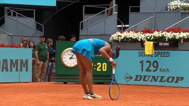 Naomi Osaka poniosła porażkę w pierwszej rundzie turnieju Madrid Open, ulegając Lucii Bronzetti.

Włoszka Bronzetti pokonała byłą pierwszą rakietę świat  w trzech setach: 6-4, 2-6, 6-4.