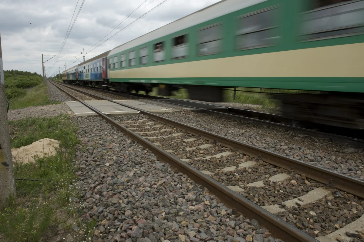 Tragiczny wypadek na torach kolejowych w Żyrardowie na Mazowszu. Pociąg potrącił tam pieszego.