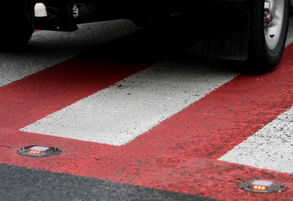 Do szpitala trafił 15-latek potrącony przez ciężarówkę na przejściu dla pieszych w Miękowie w powiecie poznańskim (woj. wielkopolskie). Policja podaje, że chłopiec jechał na hulajnodze. 