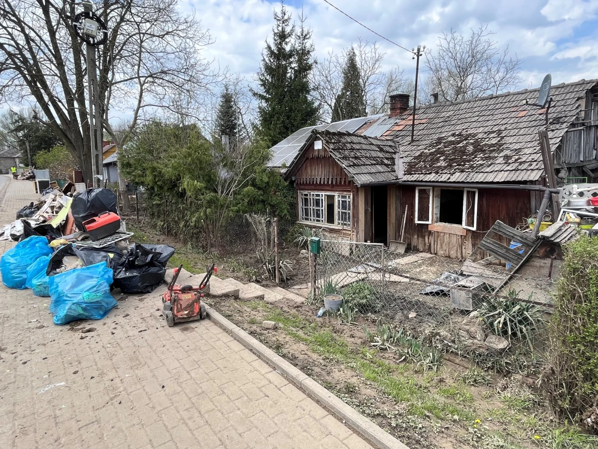 Dzisiaj w zdewastowanym przez piątkową nawałnicę podkarpackim Pawłosiowie zaczęli pracę inspektorzy nadzoru budowlanego, którzy oceniają stan zalanych budynków.  Oględziny są bardzo ważne dla właścicieli domów, bo będą one podstawą do wnioskowania o finansową pomoc w remontach.