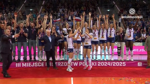 PGE Grot Budowlani Łódź z brązowym medalem TAURON Ligi! Łódzki zespół pokonał w trzecim spotkaniu rywalizacji o trzecie miejsce BKS Bostik ZGO Bielsko-Biała 3:2 i wygrał całą serię 3-0. W materiale wideo ceremonia medalowa po tym starciu.