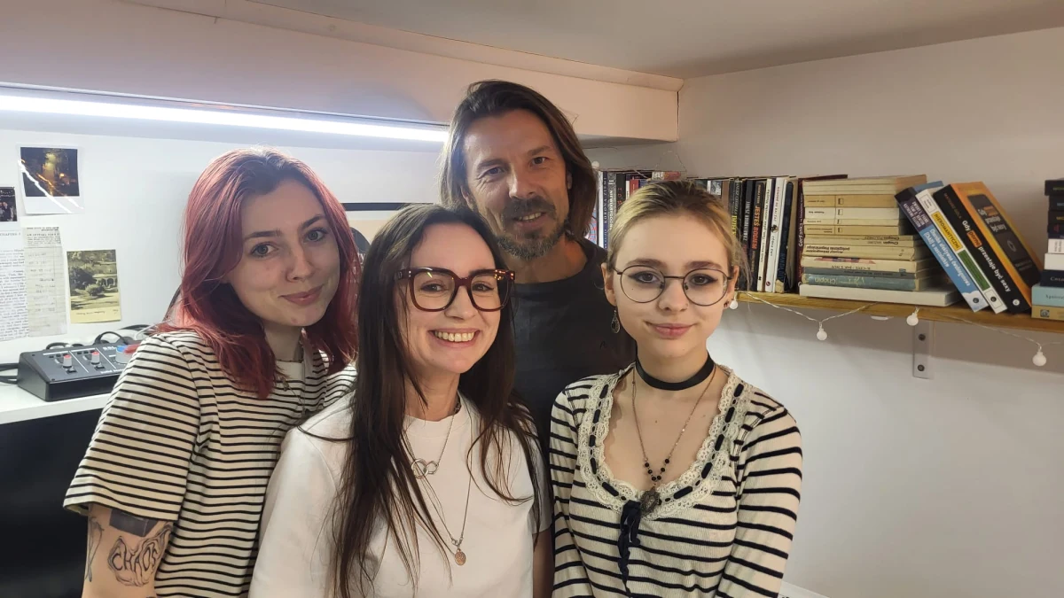 23 kwietnia obchodzimy Światowy Dzień Książki i Praw Autorskich. Z tej okazji na portalu RMF24.pl sprawdzamy m.in., jak czytać więcej książek naraz, w jaki sposób bawić się książkami oraz po jakie tytuły sięgnąć. Pomogą nam w tym eksperci - Tola i Zuza z kanału Zaksiążkowane oraz ich rodzice Gosia i Daniel z kanału Literaccy. Łącznie zaczytaną rodzinę śledzi w serwisie YouTube prawie 300 tys. osób.