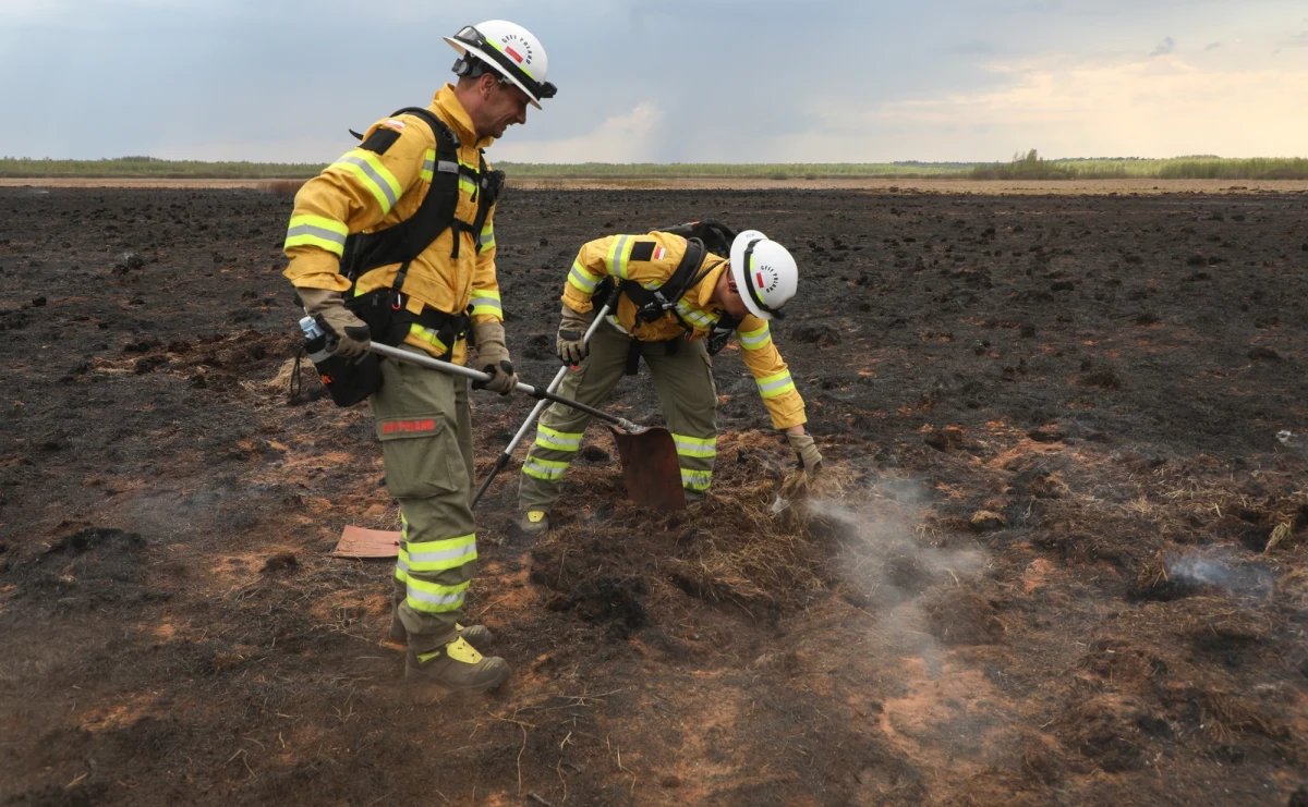 Po nocy z wtorku na środę sytuacja w Biebrzańskim Parku Narodowym jest stabilna, a pożar, który wybuchł tam w niedzielę po południu, już się nie rozprzestrzenia. To zasługa m.in. zbudowanej przez strażaków 7-kilometrowej magistrali wodnej.
