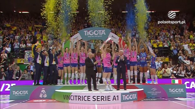 Prosecco Doc Imoco Conegliano, w którym występują Joanna Wołosz i Martyna Łukasik, pokonało w finale ligi włoskiej ekipę prowadzoną przez Stefano Lavariniego, Numia Vero Volley Milano. W materiale wideo ceremonia medalowa po tym spotkaniu.