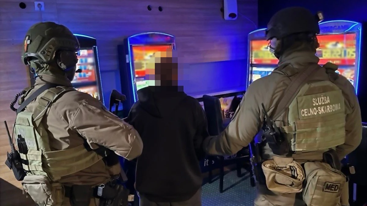 Krajowa Administracja Skarbowa zlikwidowała w Warszawie i okolicach 35 nielegalnych salonów gier. Służby przejęły 196 automatów hazardowych oraz ponad 358 tys. zł w gotówce. Zatrzymano 40 osób. 